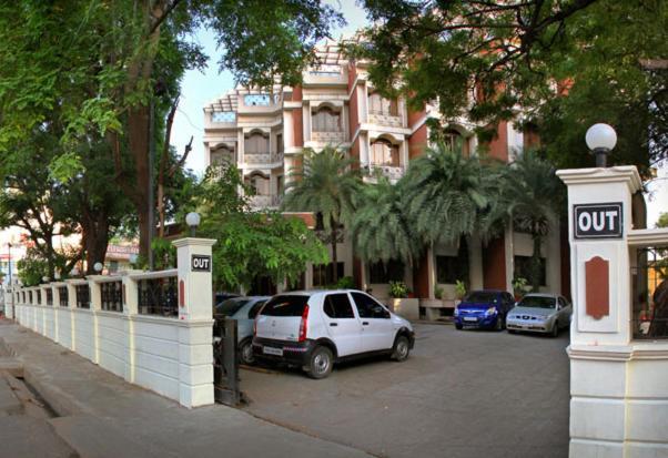 Hotel Jayaram Puduccseri Kültér fotó
